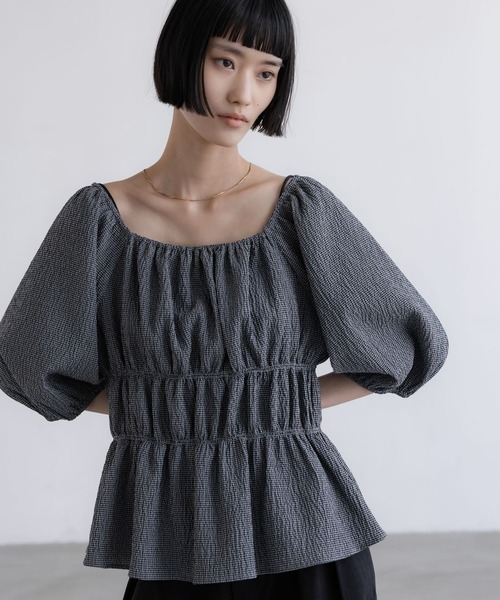 LOWRYS FARM(ローリーズファーム)の「オフショルシャーリングSS 680354(シャツ/ブラウス・レディース・ブルー/グレー/ベージュ・FREE)」の14枚目の写真