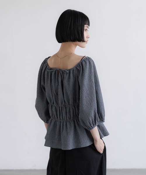 LOWRYS FARM(ローリーズファーム)の「オフショルシャーリングSS 680354(シャツ/ブラウス・レディース・ブルー/グレー/ベージュ・FREE)」の15枚目の写真