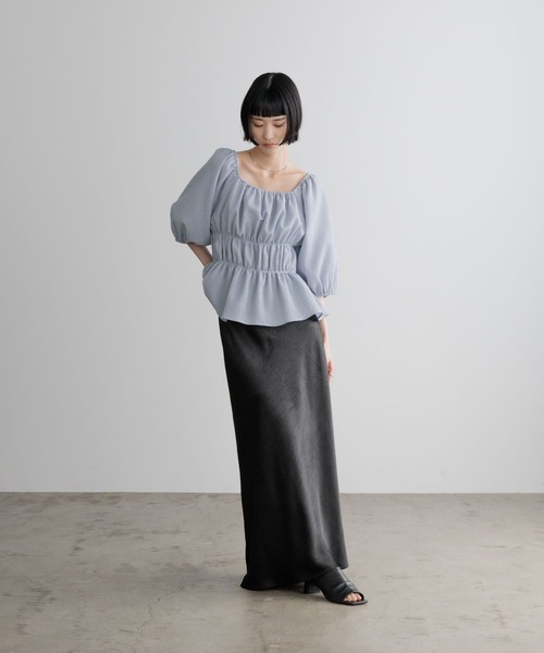 LOWRYS FARM(ローリーズファーム)の「オフショルシャーリングSS 680354(シャツ/ブラウス・レディース・ブルー/グレー/ベージュ・FREE)」の5枚目の写真