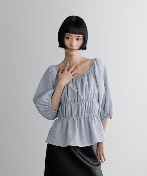 LOWRYS FARM(ローリーズファーム)の「オフショルシャーリングSS 680354(シャツ/ブラウス・レディース・ブルー/グレー/ベージュ・FREE)」の6枚目の写真
