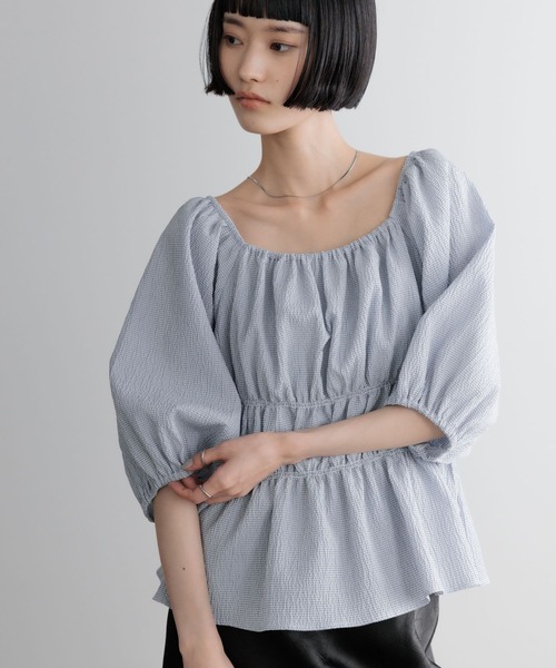 LOWRYS FARM(ローリーズファーム)の「オフショルシャーリングSS 680354(シャツ/ブラウス・レディース・ブルー/グレー/ベージュ・FREE)」の9枚目の写真