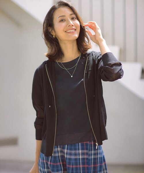 J.PRESS(ジェイプレス)の「【WEB限定カラーあり】SHEER LIGHT KNIT パーカー(パーカー・レディース・ベージュ系/ブラック系/ネイビー系/スカイブルー系/ホワイト系・MEDIUM/LARGE)」の2枚目の写真