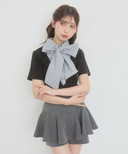 MAJESTIC LEGON(マジェスティックレゴン)の「シャツドッキングリボンタイニット(ニット/セーター・レディース・ブラック/ピンクベージュ/アイボリー/グレー・MEDIUM)」の2枚目の写真