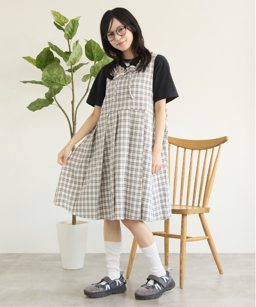 kutir(クティール)の「フリルネックプリーツミディワンピース(ワンピース・レディース・ホワイト/ブラウン/グレー/チャコールグレー/ブラック・FREE)」の7枚目の写真