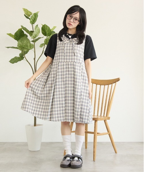 kutir(クティール)の「フリルネックプリーツミディワンピース(ワンピース・レディース・ホワイト/ブラウン/グレー/チャコールグレー/ブラック・FREE)」の8枚目の写真