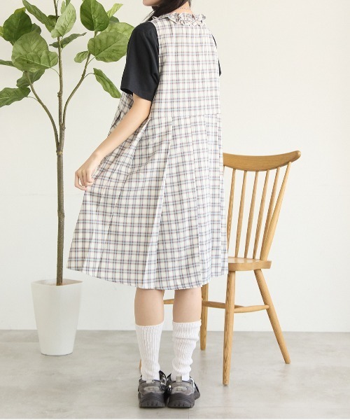kutir(クティール)の「フリルネックプリーツミディワンピース(ワンピース・レディース・ホワイト/ブラウン/グレー/チャコールグレー/ブラック・FREE)」の9枚目の写真
