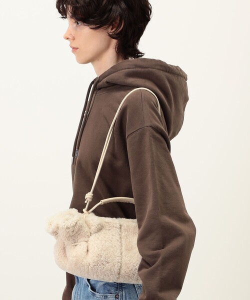 HEREU（ヘリュー）の「HEREU Arta Mini Curly Shearling ムートンバッグ（ハンドバッグ・レディース・ライトグレー・FREE）」の2枚目の写真