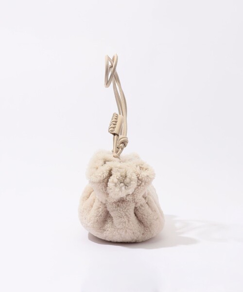 HEREU（ヘリュー）の「HEREU Arta Mini Curly Shearling ムートンバッグ（ハンドバッグ・レディース・ライトグレー・FREE）」の3枚目の写真