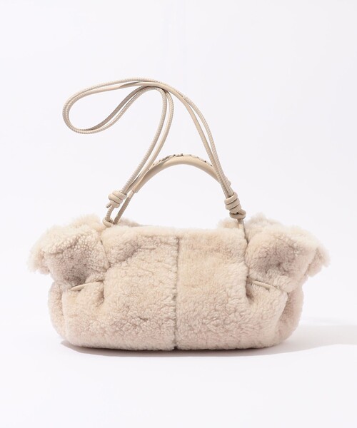 HEREU（ヘリュー）の「HEREU Arta Mini Curly Shearling ムートンバッグ（ハンドバッグ・レディース・ライトグレー・FREE）」の4枚目の写真