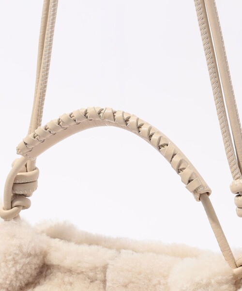 HEREU（ヘリュー）の「HEREU Arta Mini Curly Shearling ムートンバッグ（ハンドバッグ・レディース・ライトグレー・FREE）」の6枚目の写真
