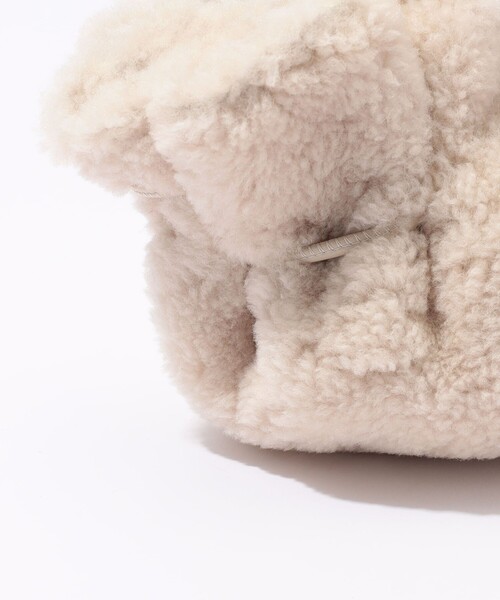 HEREU（ヘリュー）の「HEREU Arta Mini Curly Shearling ムートンバッグ（ハンドバッグ・レディース・ライトグレー・FREE）」の7枚目の写真
