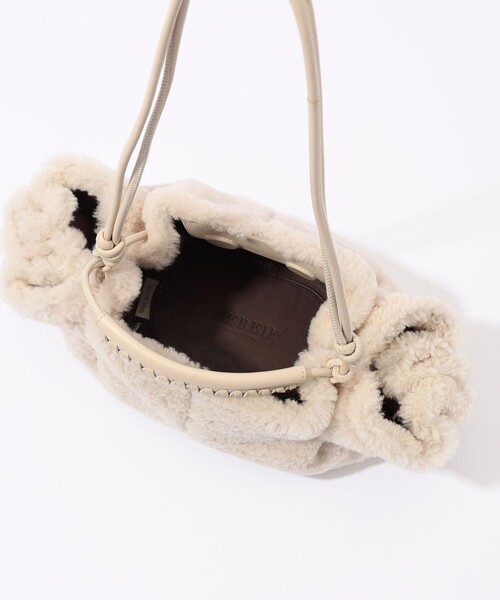 HEREU（ヘリュー）の「HEREU Arta Mini Curly Shearling ムートンバッグ（ハンドバッグ・レディース・ライトグレー・FREE）」の9枚目の写真