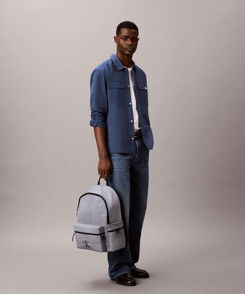 Calvin Klein(カルバン・クライン)の「リュック - ボールドヘザーラウンドバックパック(バックパック/リュック・メンズ・グレー・FREE)」の2枚目の写真
