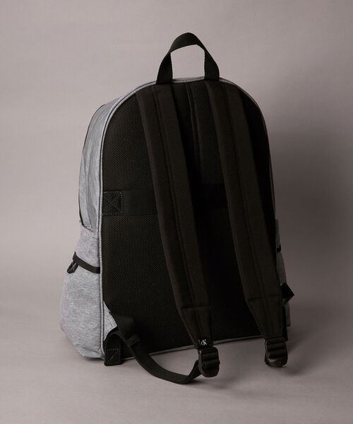 Calvin Klein(カルバン・クライン)の「リュック - ボールドヘザーラウンドバックパック(バックパック/リュック・メンズ・グレー・FREE)」の3枚目の写真