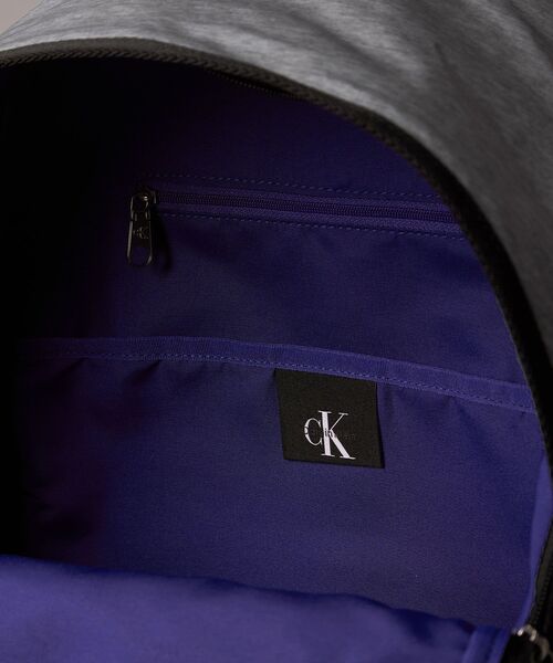 Calvin Klein(カルバン・クライン)の「リュック - ボールドヘザーラウンドバックパック(バックパック/リュック・メンズ・グレー・FREE)」の4枚目の写真
