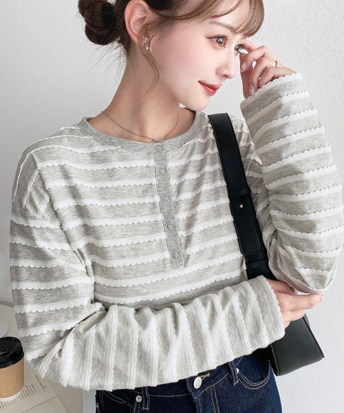 moment+(モーメントプラス)の「フリルボーダー長袖ヘンリーネックプルオーバー(Tシャツ/カットソー・レディース・ブラック/オフホワイト/グレー・M)」の1枚目の写真