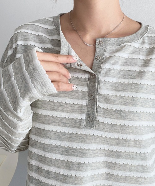 moment+(モーメントプラス)の「フリルボーダー長袖ヘンリーネックプルオーバー(Tシャツ/カットソー・レディース・ブラック/オフホワイト/グレー・M)」の19枚目の写真