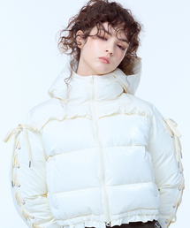 LUVISTRUE（ラヴイズトゥルー）の「AM RIBBON FRILL PUFFER JACKET(IVORY)（ダウンジャケット/コート）」