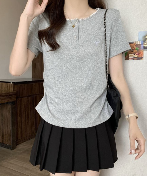 2ly2(トゥーリートゥー)の「配色メロウ リボン刺繍ヘンリーネックTシャツ(Tシャツ/カットソー・レディース・グレー/ブラック・FREE)」の1枚目の写真
