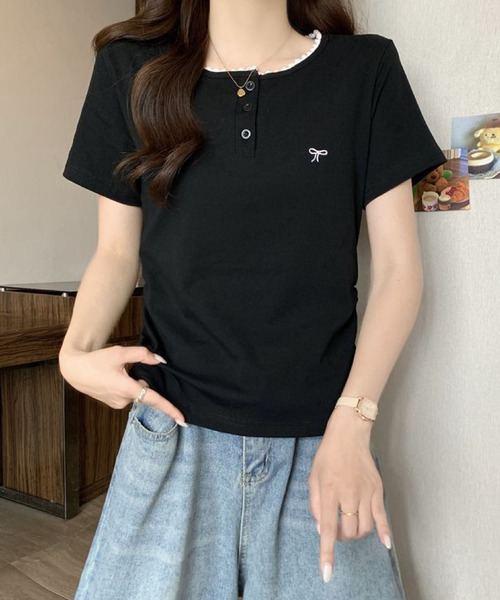 2ly2(トゥーリートゥー)の「配色メロウ リボン刺繍ヘンリーネックTシャツ(Tシャツ/カットソー・レディース・グレー/ブラック・FREE)」の2枚目の写真