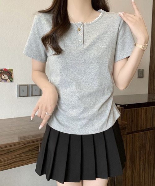 2ly2(トゥーリートゥー)の「配色メロウ リボン刺繍ヘンリーネックTシャツ(Tシャツ/カットソー・レディース・グレー/ブラック・FREE)」の8枚目の写真