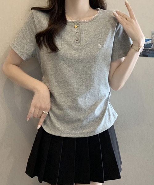 2ly2(トゥーリートゥー)の「配色メロウ リボン刺繍ヘンリーネックTシャツ(Tシャツ/カットソー・レディース・グレー/ブラック・FREE)」の11枚目の写真