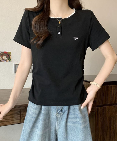 2ly2(トゥーリートゥー)の「配色メロウ リボン刺繍ヘンリーネックTシャツ(Tシャツ/カットソー・レディース・グレー/ブラック・FREE)」の5枚目の写真