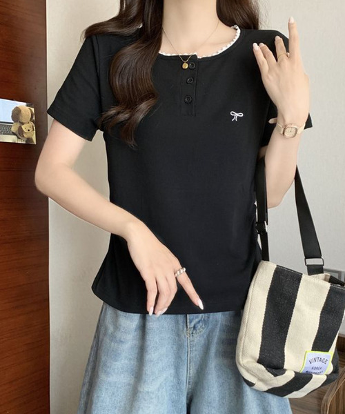 2ly2(トゥーリートゥー)の「配色メロウ リボン刺繍ヘンリーネックTシャツ(Tシャツ/カットソー・レディース・グレー/ブラック・FREE)」の6枚目の写真