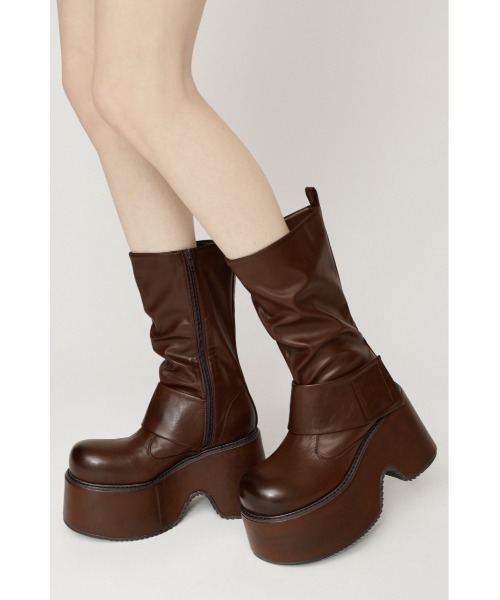 SLY(スライ)の「THICK BELT PLATFORM BOOTS シックベルトプラットフォームブーツ 秋服 冬服(ブーツ・レディース・ブラック/ブラウン・LARGE/MEDIUM/SMALL)」の2枚目の写真
