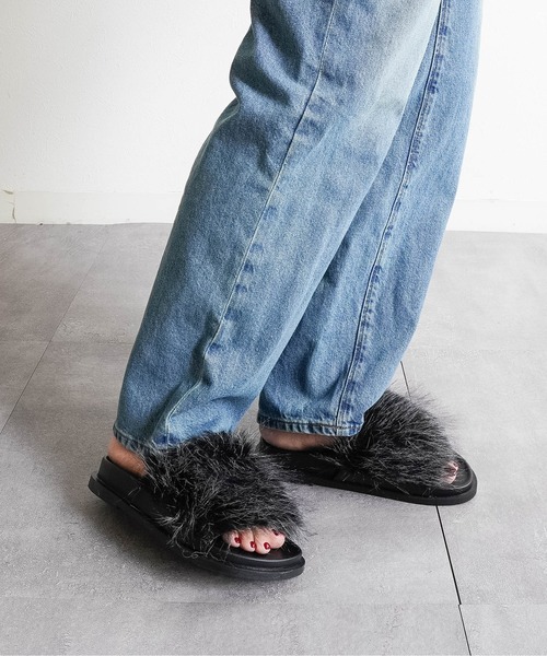 Fabby fabby(ファビィーファビィー)の「【ファーデザイン】シャギーファー フラットサンダル(サンダル・レディース・ブラック/ブラウン・MEDIUM/LARGE/SMALL)」の1枚目の写真