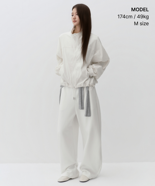 MUSINSA STANDARD WOMAN（ムシンサスタンダードウーマン）の「ウィメンズ CN ハイネック ウインドブレーカー [アイボリー]（ナイロンジャケット・レディース・その他・SMALL/MEDIUM/LARGE/X-SMALL）」の2枚目の写真