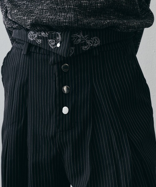 Shoowtime(ショウタイム)の「Layered High-Waisted Pinstripe Wide-Leg Slacks / レイヤードハイウエスト ピンストライプワイドスラックス(スラックス・メンズ・グレー/ブラック・X-LARGE/LARGE/MEDIUM)」の22枚目の写真