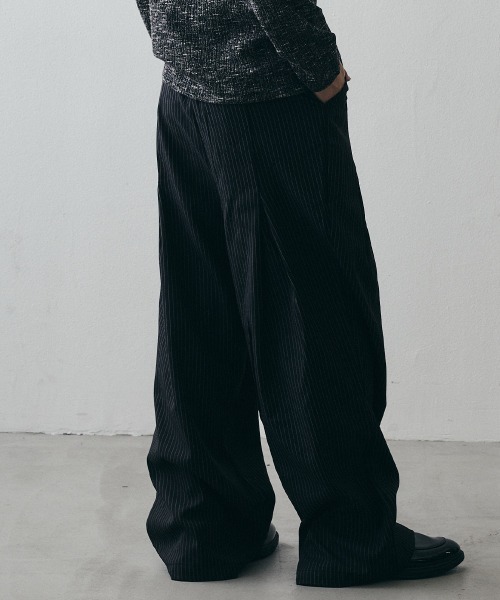 Shoowtime(ショウタイム)の「Layered High-Waisted Pinstripe Wide-Leg Slacks / レイヤードハイウエスト ピンストライプワイドスラックス(スラックス・メンズ・グレー/ブラック・X-LARGE/LARGE/MEDIUM)」の3枚目の写真
