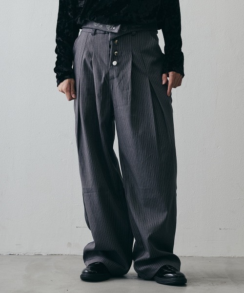 Shoowtime(ショウタイム)の「Layered High-Waisted Pinstripe Wide-Leg Slacks / レイヤードハイウエスト ピンストライプワイドスラックス(スラックス・メンズ・グレー/ブラック・X-LARGE/LARGE/MEDIUM)」の7枚目の写真