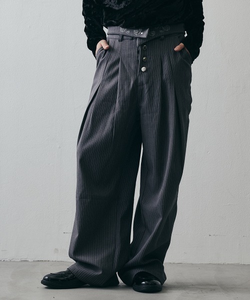 Shoowtime(ショウタイム)の「Layered High-Waisted Pinstripe Wide-Leg Slacks / レイヤードハイウエスト ピンストライプワイドスラックス(スラックス・メンズ・グレー/ブラック・X-LARGE/LARGE/MEDIUM)」の8枚目の写真