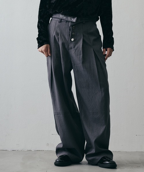 Shoowtime(ショウタイム)の「Layered High-Waisted Pinstripe Wide-Leg Slacks / レイヤードハイウエスト ピンストライプワイドスラックス(スラックス・メンズ・グレー/ブラック・X-LARGE/LARGE/MEDIUM)」の9枚目の写真