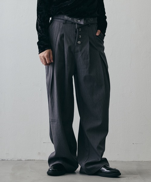 Shoowtime(ショウタイム)の「Layered High-Waisted Pinstripe Wide-Leg Slacks / レイヤードハイウエスト ピンストライプワイドスラックス(スラックス・メンズ・グレー/ブラック・X-LARGE/LARGE/MEDIUM)」の10枚目の写真