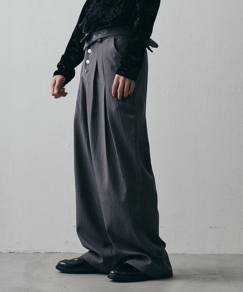 Shoowtime(ショウタイム)の「Layered High-Waisted Pinstripe Wide-Leg Slacks / レイヤードハイウエスト ピンストライプワイドスラックス(スラックス・メンズ・グレー/ブラック・X-LARGE/LARGE/MEDIUM)」の11枚目の写真