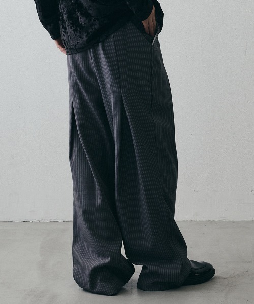 Shoowtime(ショウタイム)の「Layered High-Waisted Pinstripe Wide-Leg Slacks / レイヤードハイウエスト ピンストライプワイドスラックス(スラックス・メンズ・グレー/ブラック・X-LARGE/LARGE/MEDIUM)」の13枚目の写真