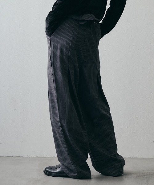Shoowtime(ショウタイム)の「Layered High-Waisted Pinstripe Wide-Leg Slacks / レイヤードハイウエスト ピンストライプワイドスラックス(スラックス・メンズ・グレー/ブラック・X-LARGE/LARGE/MEDIUM)」の14枚目の写真