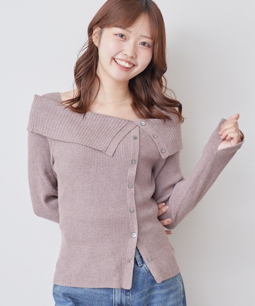 archives(アルシーヴ)の「【ONかわ】フロントボタンオーバーカラーオフショルニットPO(ニット/セーター・レディース・ブラック/ピンクベージュ/グレー/アイボリー・MEDIUM)」の4枚目の写真