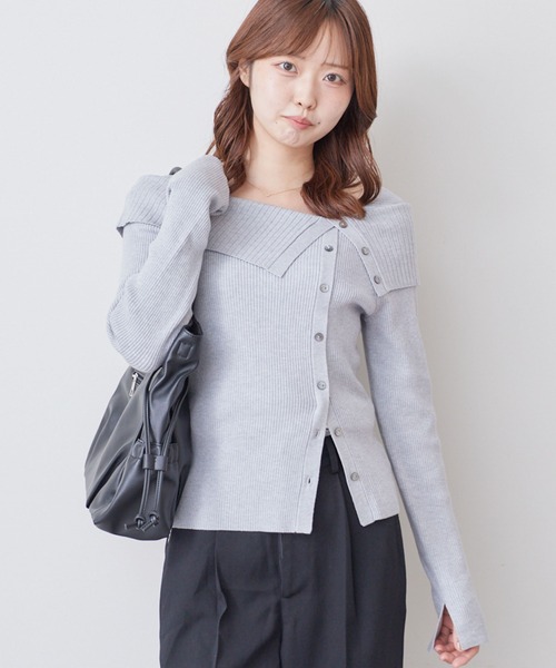 archives(アルシーヴ)の「【ONかわ】フロントボタンオーバーカラーオフショルニットPO(ニット/セーター・レディース・ブラック/ピンクベージュ/グレー/アイボリー・MEDIUM)」の3枚目の写真
