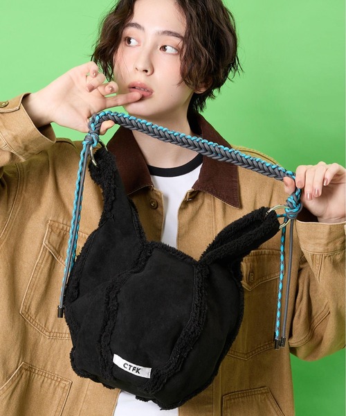 CONTROL FREAK / CTFK(コントロールフリーク)の「CONTROL FREAK / CTFK(コントロールフリーク)ムートンボールバッグ(ショルダーバッグ・レディース・ブラック/アイボリー/オレンジ/サックスブルー・FREE)」の1枚目の写真