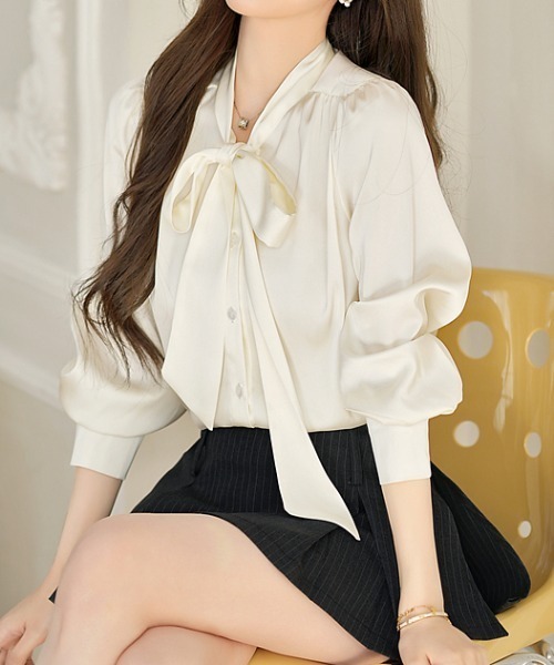 LUCPY(ラクピー)の「ボウタイギャザーブラウス(シャツ/ブラウス・レディース・ホワイト・MEDIUM/LARGE/X-LARGE/SMALL)」の4枚目の写真