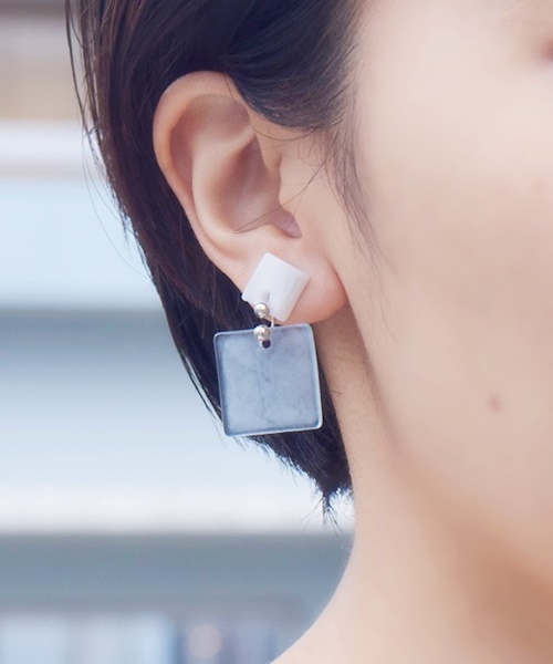 LAPUIS(ラピュイ)の「Acrylic Square Pierce(ピアス(両耳用)・レディース・ブラック/ブラウン/ブルー・FREE)」の3枚目の写真