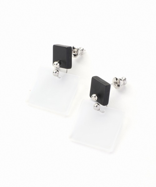 LAPUIS(ラピュイ)の「Acrylic Square Pierce(ピアス(両耳用)・レディース・ブラック/ブラウン/ブルー・FREE)」の2枚目の写真
