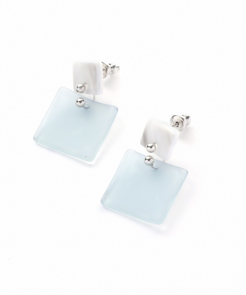 LAPUIS(ラピュイ)の「Acrylic Square Pierce(ピアス(両耳用)・レディース・ブラック/ブラウン/ブルー・FREE)」の4枚目の写真