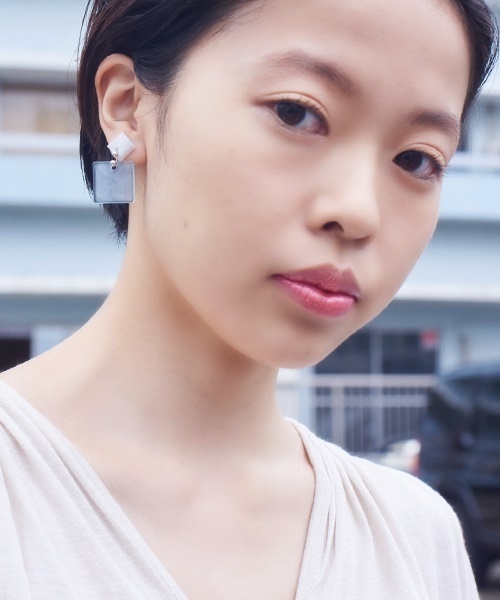 LAPUIS(ラピュイ)の「Acrylic Square Pierce(ピアス(両耳用)・レディース・ブラック/ブラウン/ブルー・FREE)」の5枚目の写真