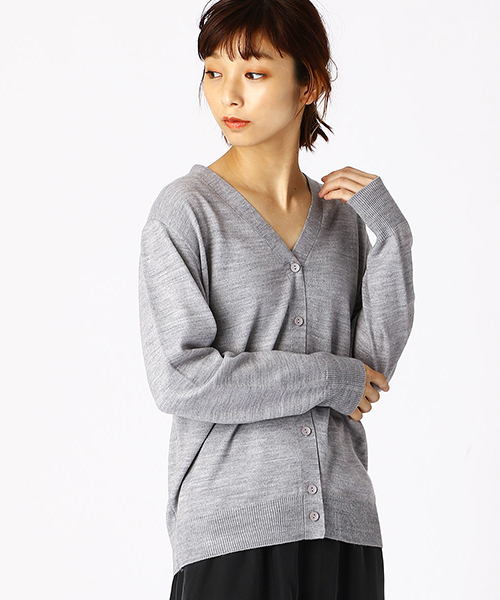 COMME CA ISM(コムサイズム)の「Vネック ニットカーディガン(カーディガン/ボレロ・レディース・ブラック/ワイン/ベージュ/グリーン/グレー/ブルー・SMALL/MEDIUM/LARGE)」の3枚目の写真