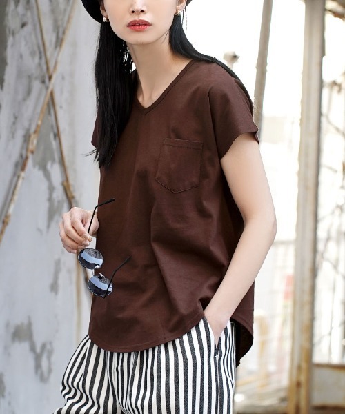 zootie（ズーティー）の「【汗が染みない！シンプルT】 汗しみない ポケットTシャツ［Vネック］ 汗染み防止（Tシャツ/カットソー・レディース・ブラック/パープル/ネイビー/ライトブルー/杢グレー/カーキ/ロイヤルブルー/グレイッシュブルー/オフホワイト/キャメル/フューシャピンク/ラベンダー/グレイッシュベージュ/ライトカーキ/イエロー/ブラウン/オレンジ系その他/モカ/オレンジ系その他2/ダークブラウン/ブルー系その他2/パープル系その他/アイボリー/ダークグリーン/レッド系その他/ミント/イエロー系その他・L/M/XL/3L/L-XL/M-L）」の5枚目の写真